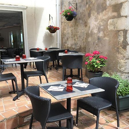Hotel Restaurant De La Place Saint-Jean-d'Angely Exterior photo