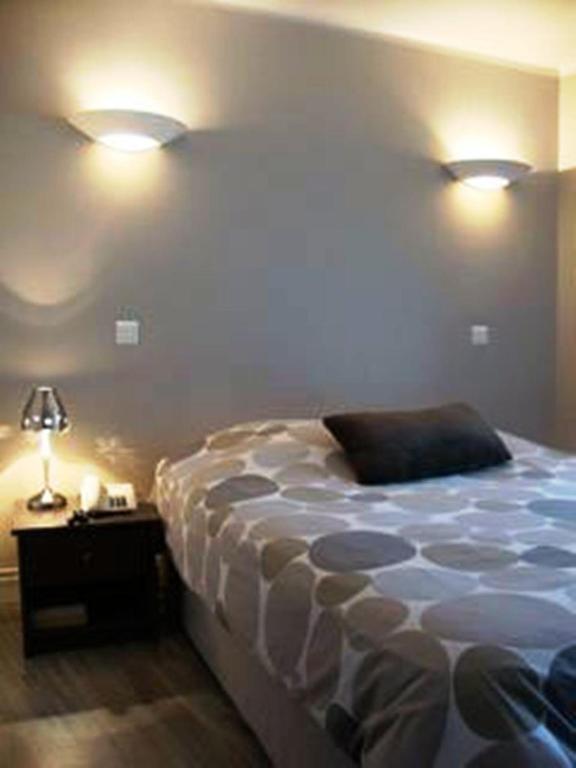 Hotel Restaurant De La Place Saint-Jean-d'Angely Room photo