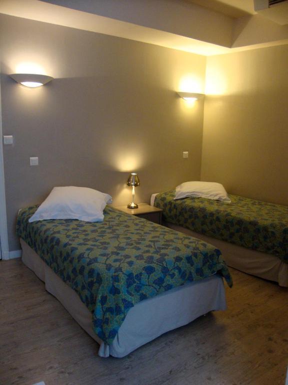 Hotel Restaurant De La Place Saint-Jean-d'Angely Room photo
