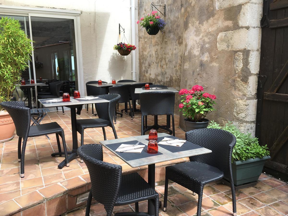 Hotel Restaurant De La Place Saint-Jean-d'Angely Exterior photo